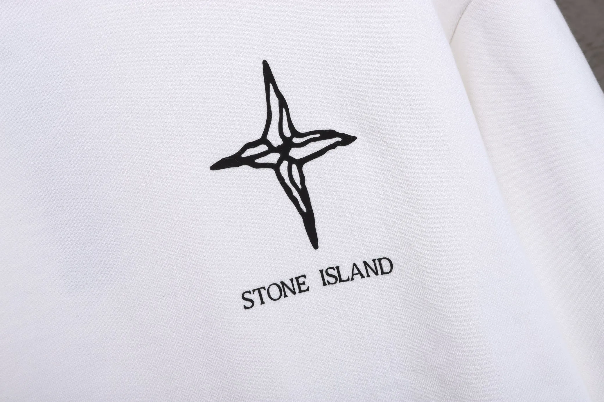 🅿️270 High-quality Stone Island round-neck sweatshirt, model number B04 *Made of 450 custom-woven and dyed high-gram weight tripe pure cotton sweatshirt fabric. The fabric feels thick and has a certain sense of self-weight. The bottom has a dense and rough terry texture. It is close to the skin and has excellent warmth retention. You will not feel any discomfort at all! *The color of the stone island pattern on the front chest is clear, and a special stone island is added on the back panel. The pattern lines are smooth and smooth and will not fall off or deform when washed. *This design is based on classics and simply and clearly shows the brand's high luxury. Same style for men and women 𝐂𝐎𝐋𝐎𝐔𝐑: black, white 𝐒𝐈𝐙𝐄: S- xl